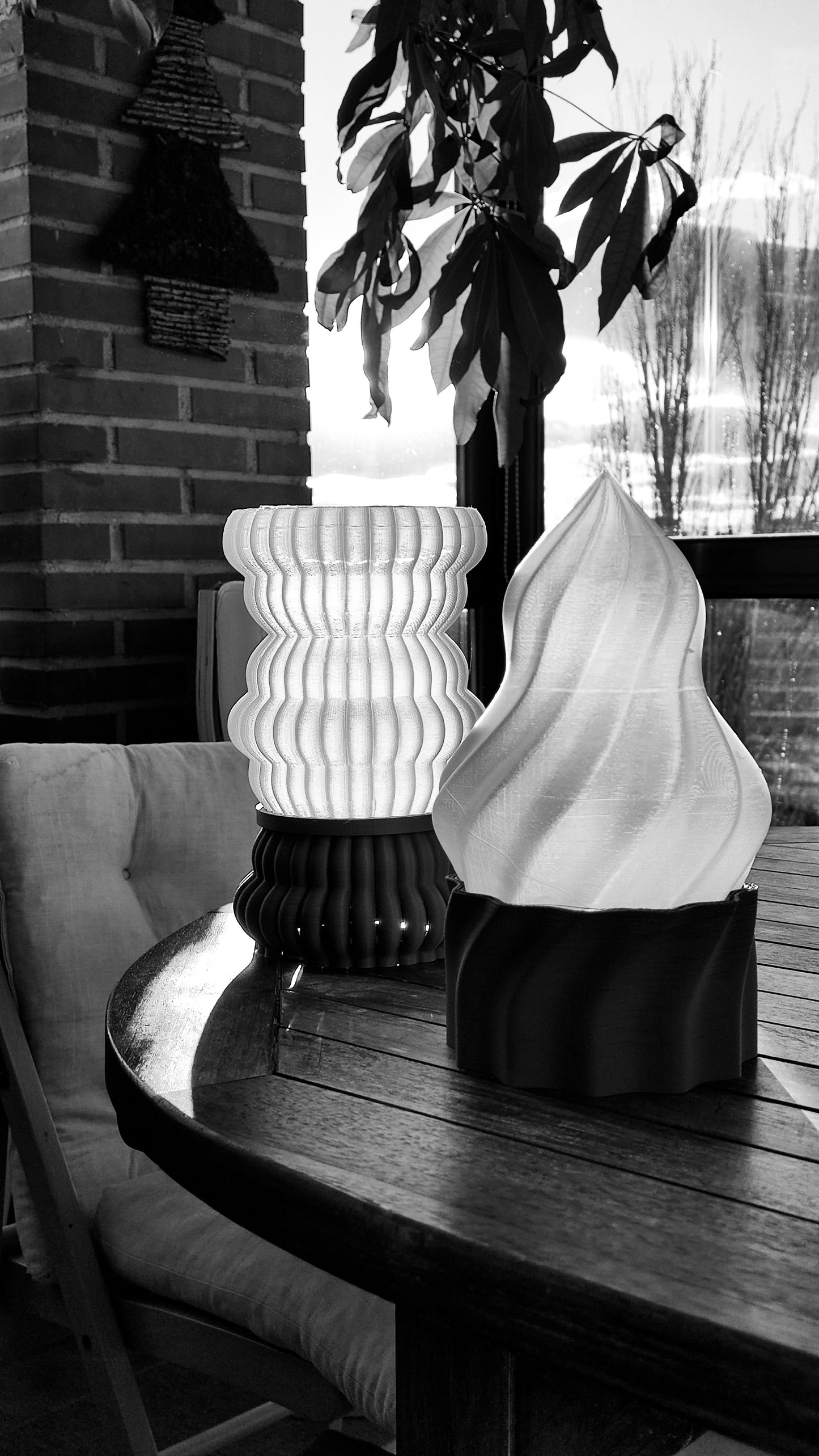 a black and white photo of a vase on a table